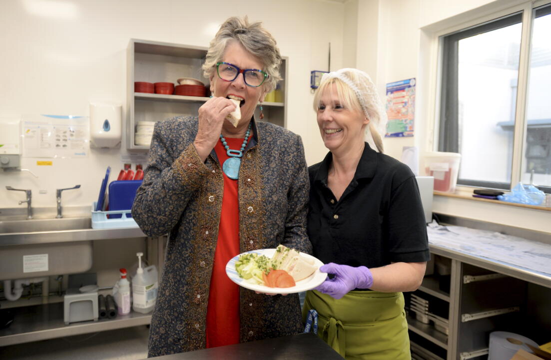 PRUE LEITH VISITS CHARLTON LANE AND VALE HOSPITAL80