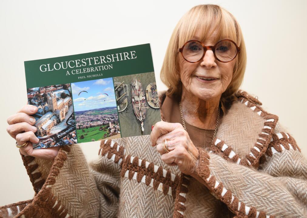 ANNE ROBINSON WITH MY BOOK RIBBON CUTTING AT HATHEROP PRIMARY SCHOOL FRIDAY 10TH OCTOBER 2025 PN3